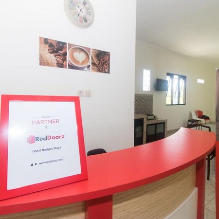 Hotel RedDoorz Syariah near Stasiun Madiun Esterno foto
