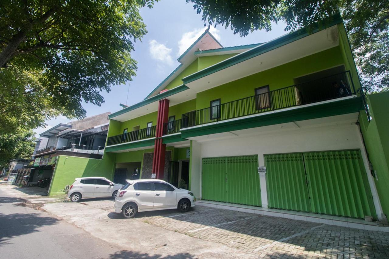 Hotel RedDoorz Syariah near Stasiun Madiun Esterno foto