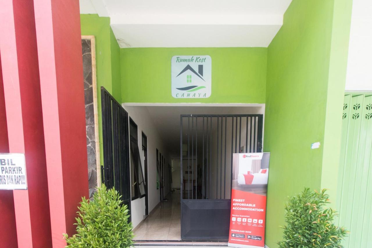 Hotel RedDoorz Syariah near Stasiun Madiun Esterno foto
