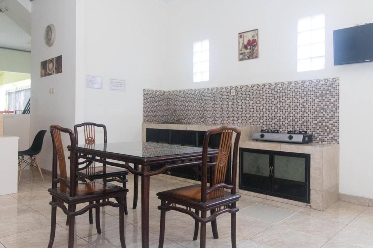 Hotel RedDoorz Syariah near Stasiun Madiun Esterno foto